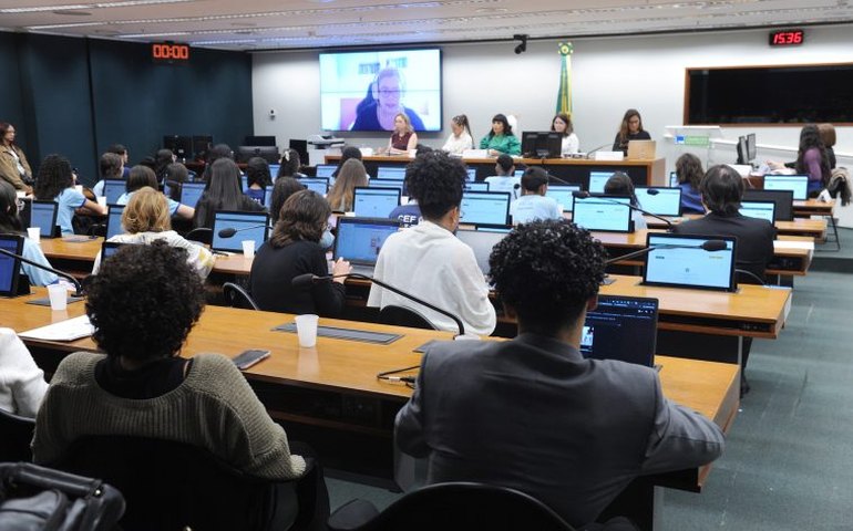 Deputadas e especialistas defendem proteção a mulheres contra imagens falsas de nudez