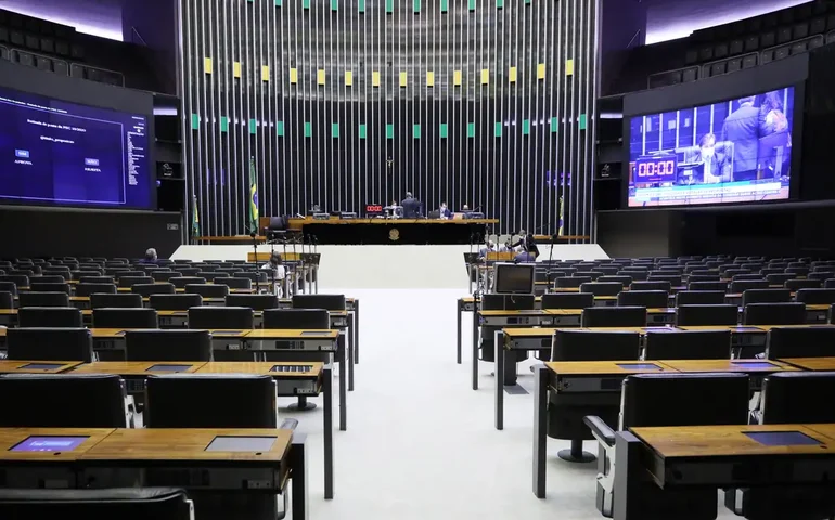 Câmara aprova projeto que resgata 'Carteira Verde e Amarela' de Guedes; governo libera votação