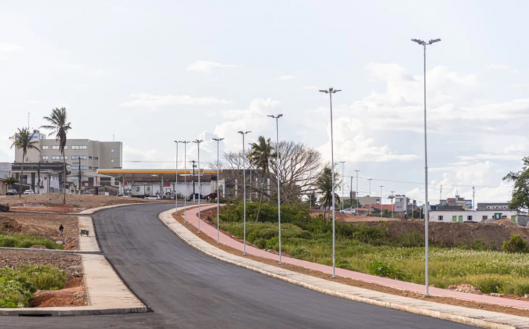 Obra da Marginal do Riacho Piauí recebe sinalização asfáltica