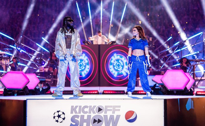 Burna Boy e Anitta momentos antes do início do maior jogo do futebol de clubes