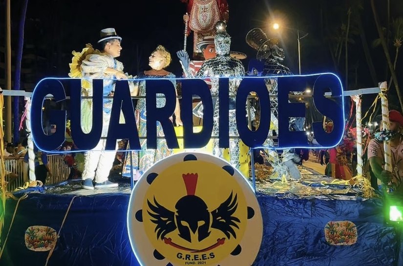 Carnaval na Orla reúne multidão e celebra a força das escolas de samba em Maceió