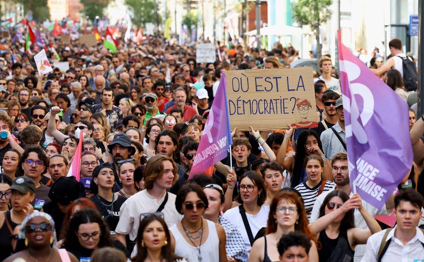 Milhares de manifestantes protestam contra nomeação de Michel Barnier como premiê