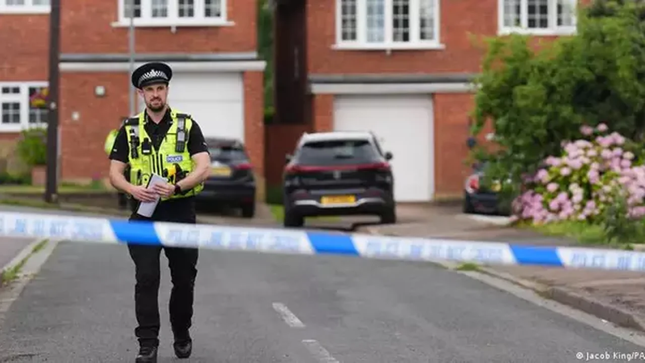 Cidade britânica onde três meninas foram mortas a facadas sofre com onda de conflitos violentos nas ruas