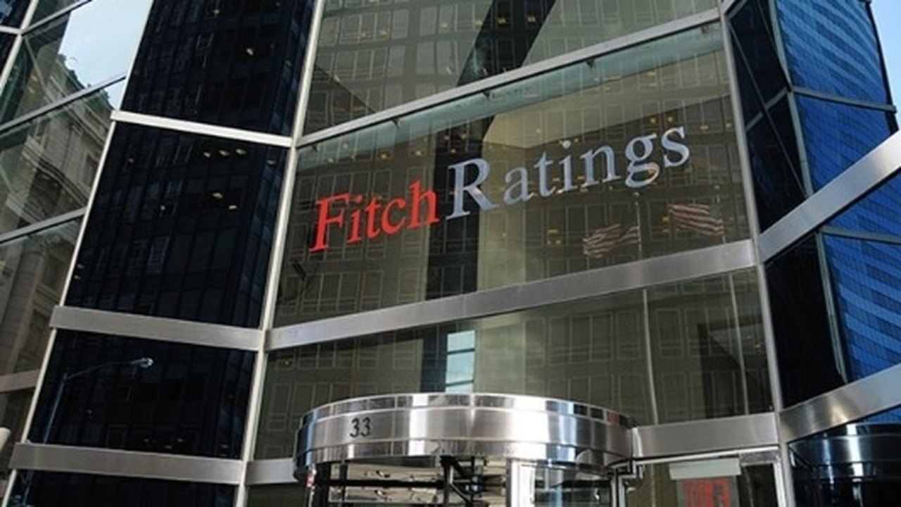 Fitch: Orçamento britânico se alinha às expectativas, mas consolidação fiscal enfrenta desafios