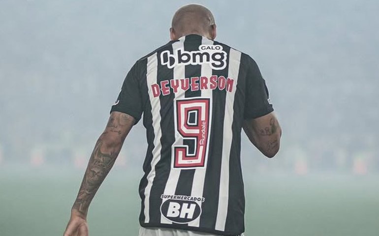 Deyverson chora após derrota do Atlético-MG e faz oração com torcida: 'Não desista'