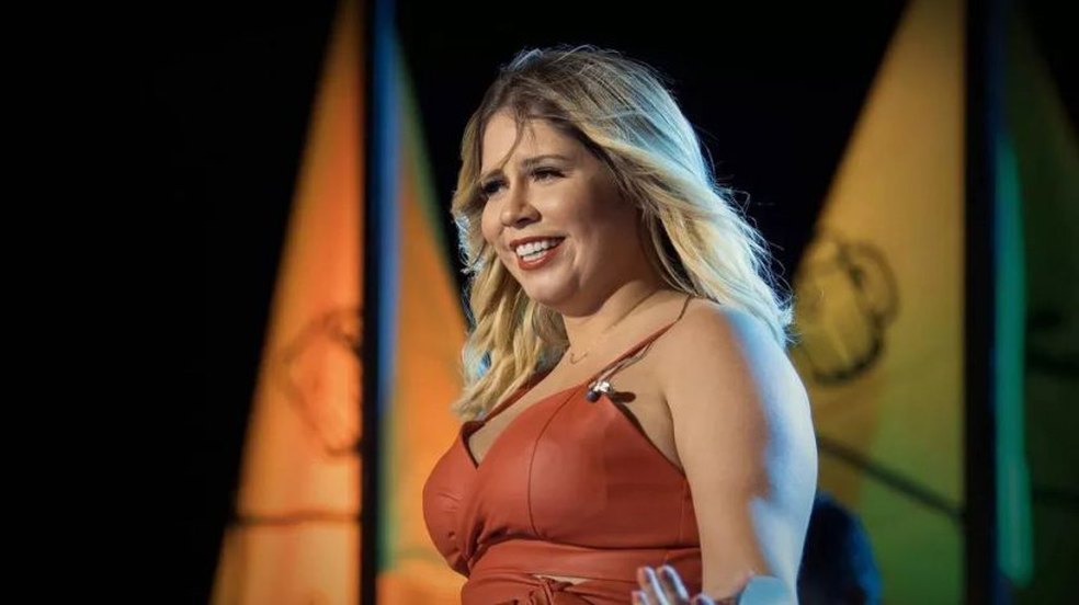 Avião com Marília Mendonça cai e cantora não sobrevive