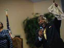 A igreja realizava um culto de fim de ano conduzido pelo pastor Larry Wright, que também atua como um vereador na cidade de Fayetteville.