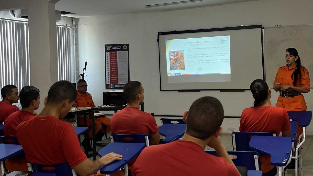 Chefia de Segurança da Mulher promove palestra sobre atendimento a pessoas LGBTQIAPN+ para alunos do Corpo de Bombeiros