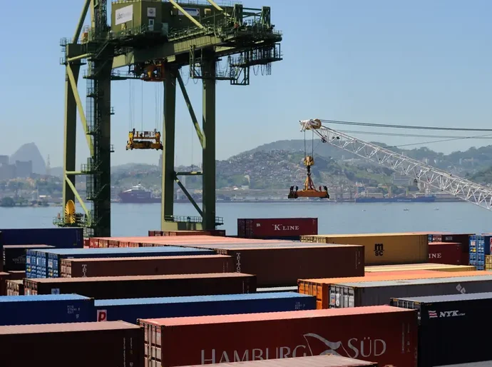 Governo projeta superávit comercial de até US$ 90 bilhões em 2026