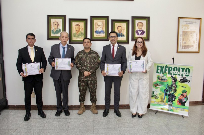 Corregedor e juízes da CGJ são homenageados pelo Exército Brasileiro