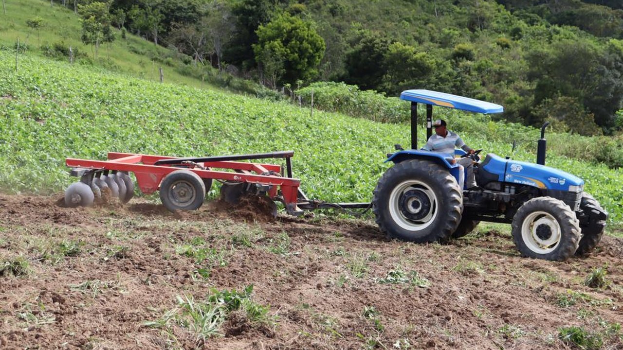 Prefeitura de Santana do Mundaú disponibiliza maquinário para agricultores