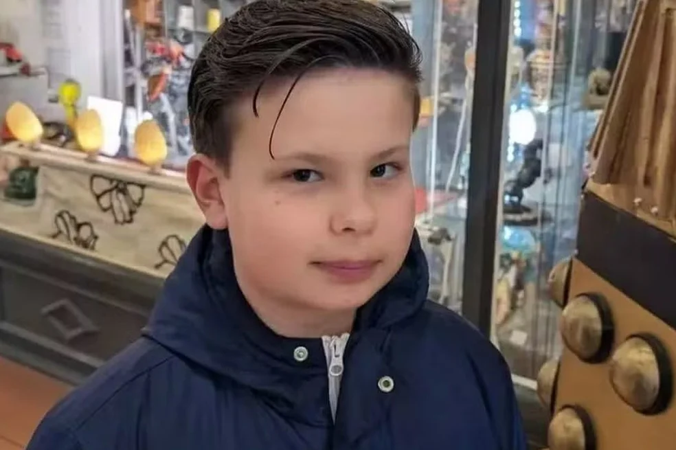Menino de 12 Anos Morre Subitamente Após Relatar Apenas Tosse: Família Vive o Luto na Inglaterra