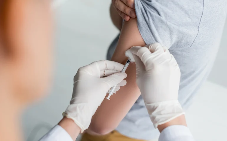 CEO da Moderna prevê lançamento da vacina combinada contra gripe e covid-19 até 2028