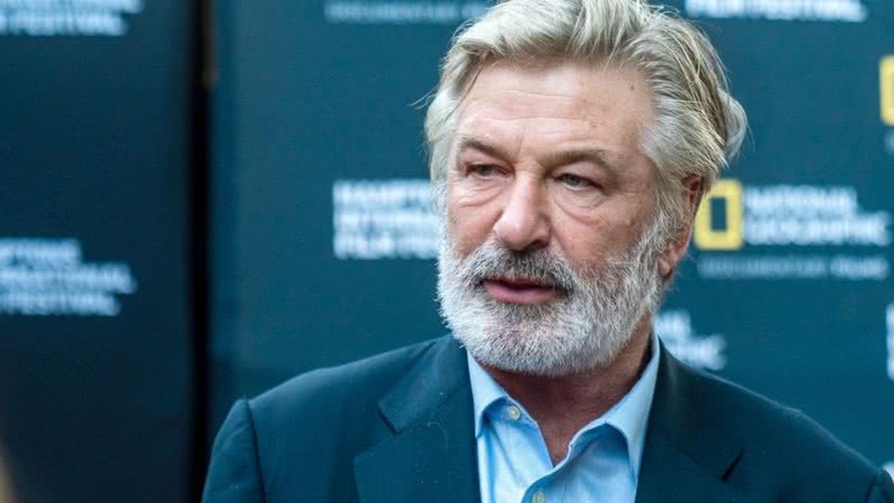 'Hipercorreção': Como morte de diretora em set de filme de Alec Baldwin mudou uso de armas em Hollywood