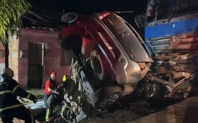 Casal morre em colisão com caminhão na AL 101 Sul em Coruripe