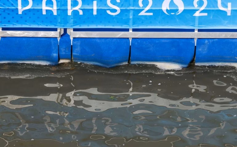 Nadadores dos EUA fazem treino de reconhecimento do Sena sem nadar por causa da poluição