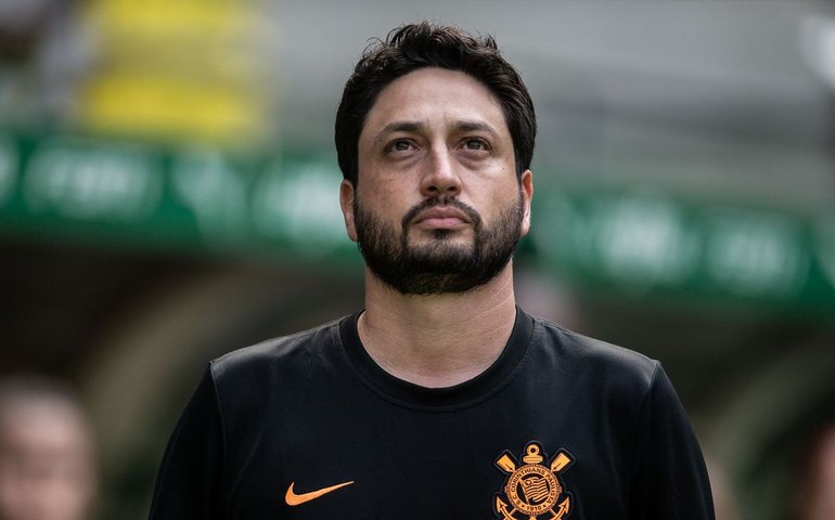 Técnico do Corinthians feminino critica calendário e denuncia censura da FPF