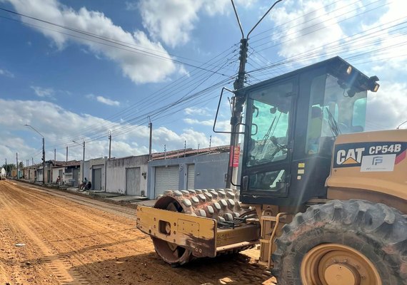 Em Arapiraca, obras de pavimentação asfáltica chegam até Massaranduba