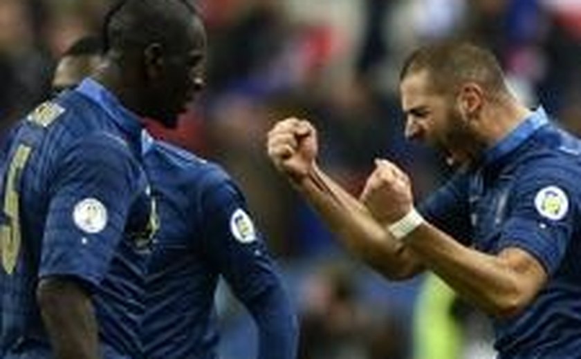 França vence com gols de Benzema e ajuda eletrônica