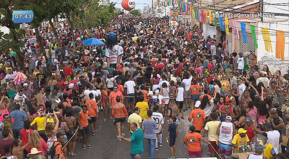 Último dia de cortejo do Rasgadinho atrai multidão em Aracaju