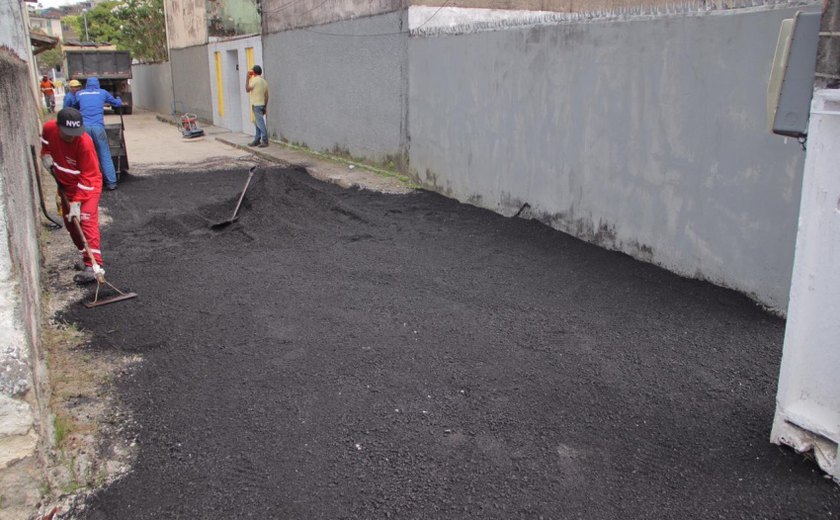 Prefeitura de Maceió beneficia moradores da Jatiúca com pavimentação asfáltica