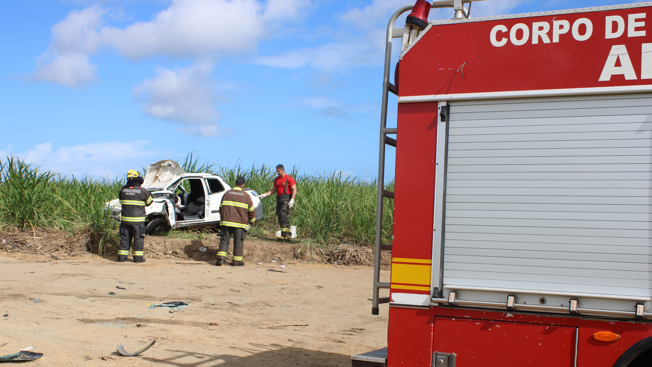Corpo de Bombeiros resgata vítimas após carro cair de ribanceira em São Luís do Quitunde