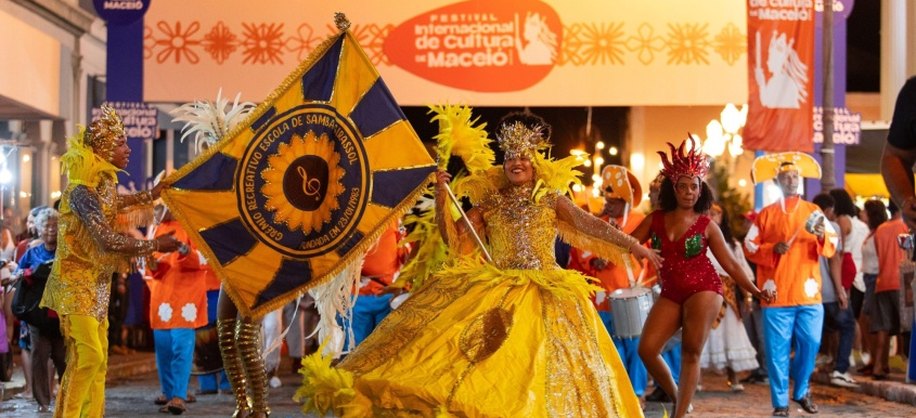 Cortejo das Escolas de Samba levou cores, ritmos e a força do carnaval maceioense para as ruas de Jaraguá no sábado (26). Foto: Alisson Frazão/ Secom Maceió