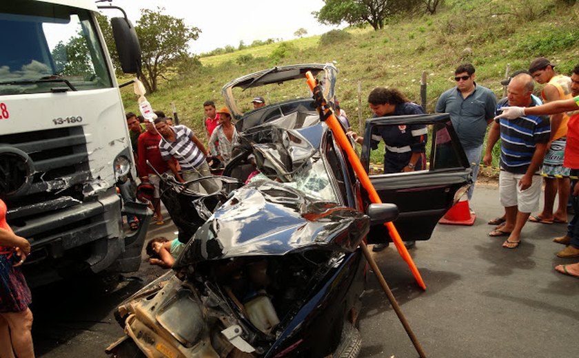 Continua internada em estado grave única sobrevivente do trágico acidente em Traipu