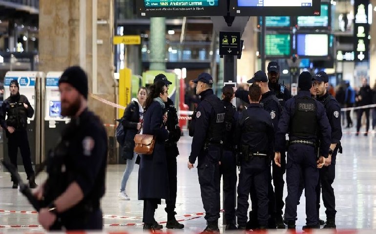 Policial e passageiros ficam feridos durante ataque a faca em Paris