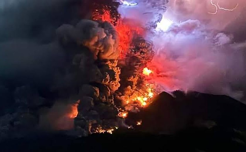 Nuvens de gás, raios e detritos: vídeos mostram erupção de vulcão do Monte Ruang, na Indonésia