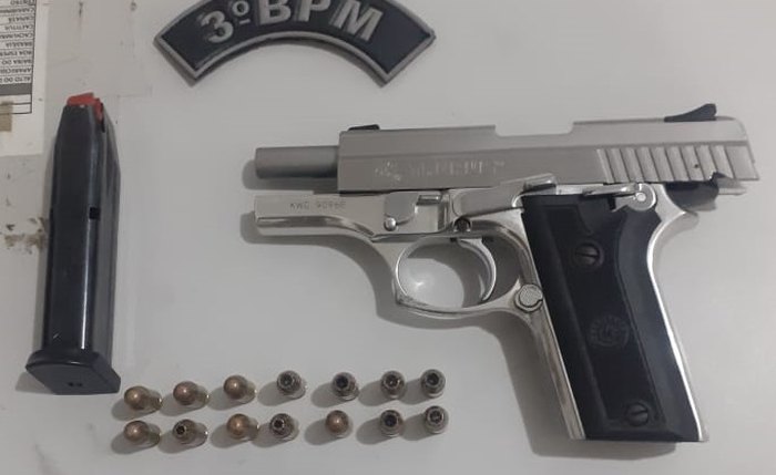 Arma e munições apreendidas