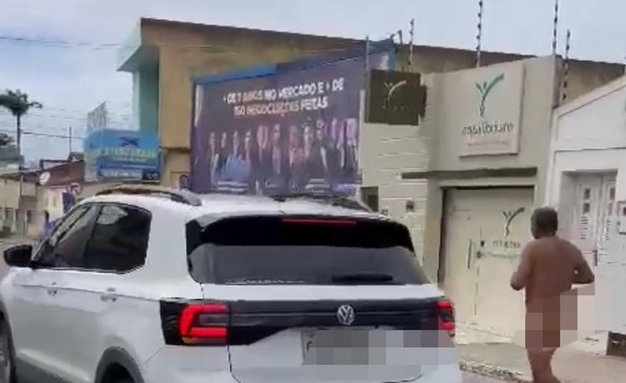 Homem percorre ruas de Arapiraca sem roupas Homem percorre ruas de Arapiraca sem roupas