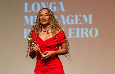 Naruna Costa leva Kikito de Melhor Atriz Coadjuvante no 54º Festival de Cinema de Gramado