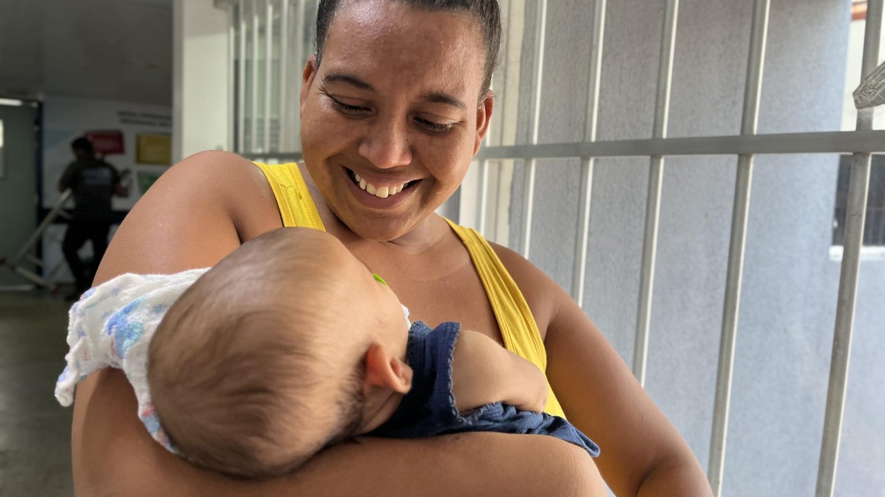 Bebê com hérnia inguinal encarcerada tem a vida salva no HGE após cirurgia de emergência