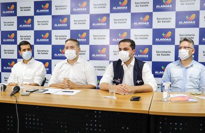 Presidente da AMA participa de coletiva que anuncia pacote de medidas para conter casos gripais