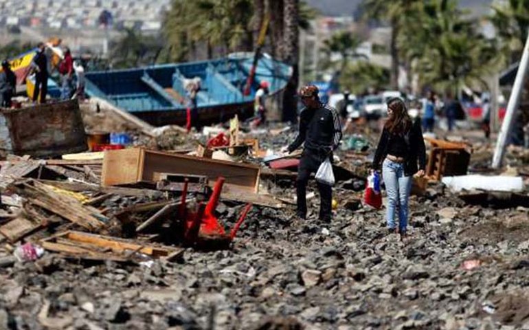 Moradores iniciam esforços de limpeza e reconstrução após terremoto no Chile