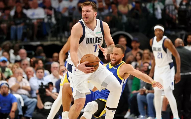 Luka Doncic comanda vitória tranquila do Dallas Mavericks sobre os Suns na NBA