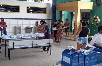 Escolas entregam materiais impressos para reforçar ensino em casa