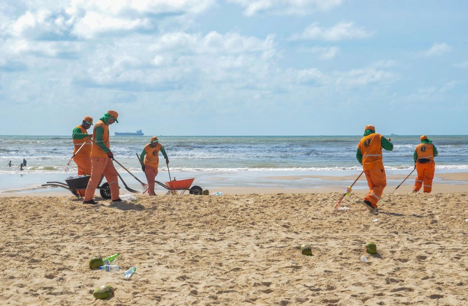 LIMPEZA DE PRAIA ARACAJU / Foto: Felipe Goettenauer