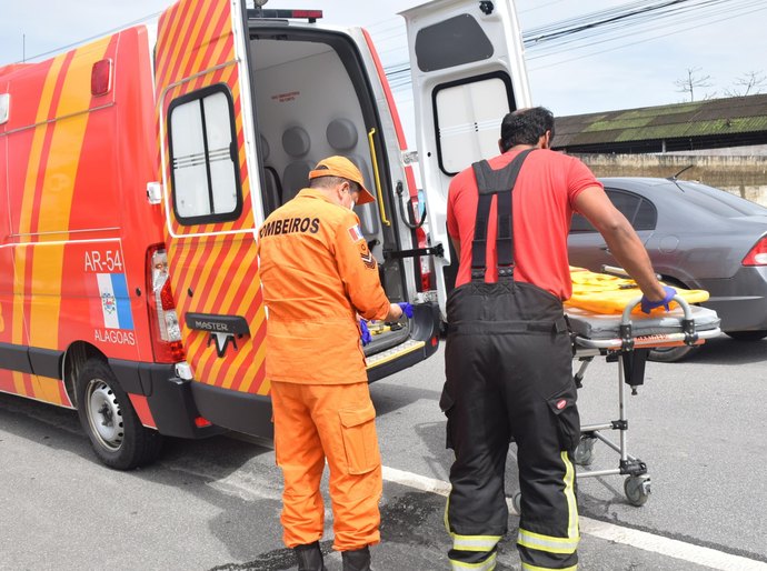 Bombeiros atendem a engavetamento com vítima fatal na BR-101