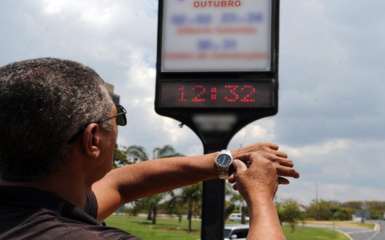 Horário de Verão começa neste domingo em três regiões do país