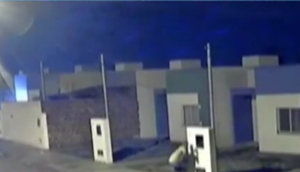 Homem puxa fios a partir da caixa onde ficaria o contador de energia / Foto: Imagem: Reprodução/TV Atalaia
