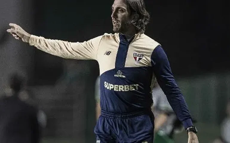 Perseguido? Com 13 amarelos em 24 jogos, Zubeldía tem 'postura de jogador' no banco