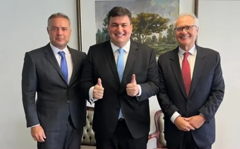 Carlos Gonçalves, em Brasília, acena com um “Tamojunto” para Renans Calheiros. E cadê GG?