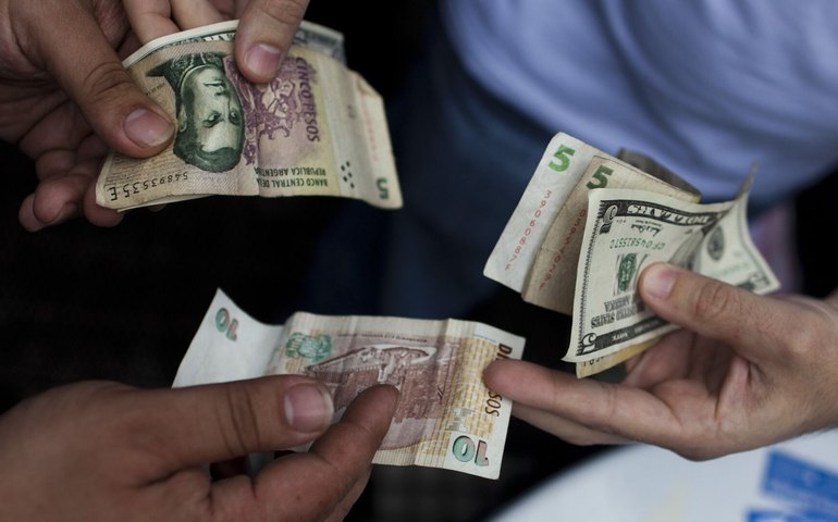 Economia argentina cresce, salários e consumo caem: 'não há efeito redistributivo', alerta especialista