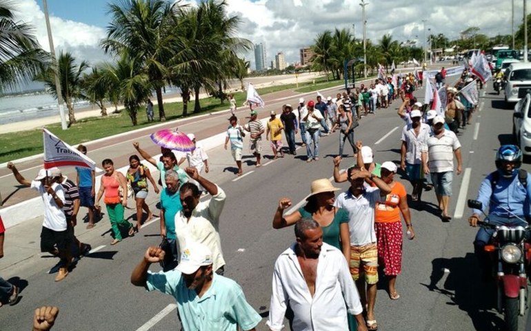Entrada do Porto de Maceió é bloqueada por Sem-terra
