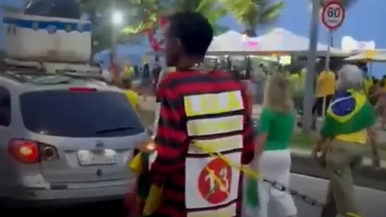 Vídeo mostra homem negro acorrentado em ato de apoio a Flávio Bolsonaro