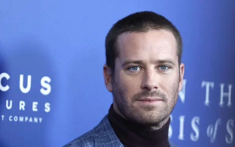 Ator de 'Me Chame Pelo Seu Nome' acusado de canibalismo admite ter marcado ex com faca