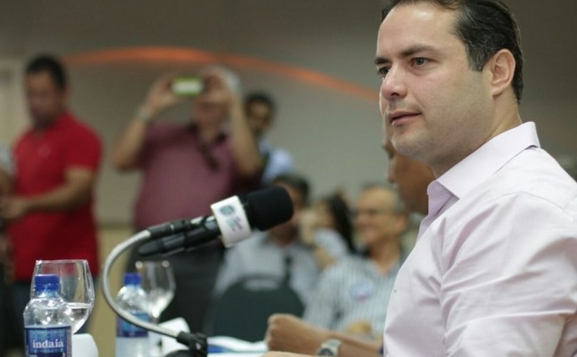 Renan mostra propostas para governar Alagoas em debate no rádio