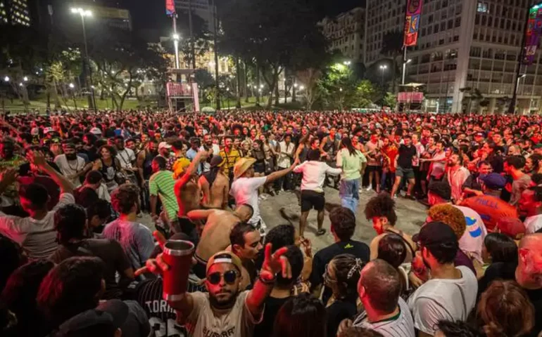 No sábado, BaianaSystem fez acesso ao Anhangabaú travar e levou multidão à catarse na Virada